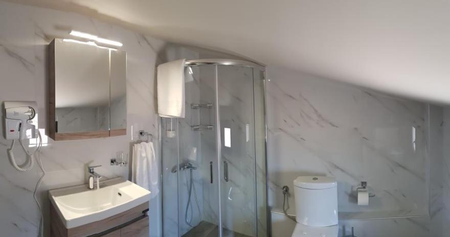 Aretoysa Center Luxury Suites 2 Néa Péramos المظهر الخارجي الصورة