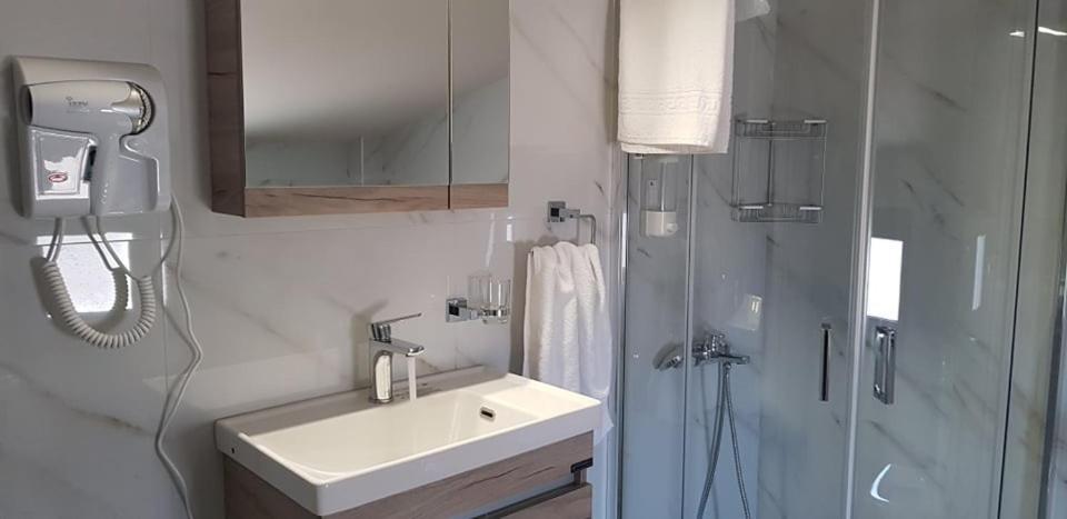 Aretoysa Center Luxury Suites 2 Néa Péramos المظهر الخارجي الصورة
